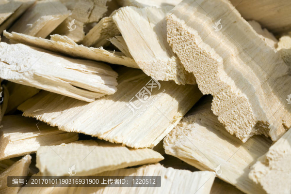 木材鋪設(shè)縱橫交錯(cuò)的碎片