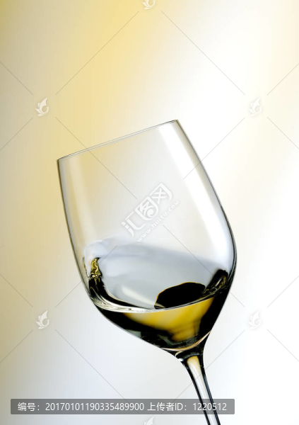 在一個(gè)黃色的氛圍，一杯白葡萄酒
