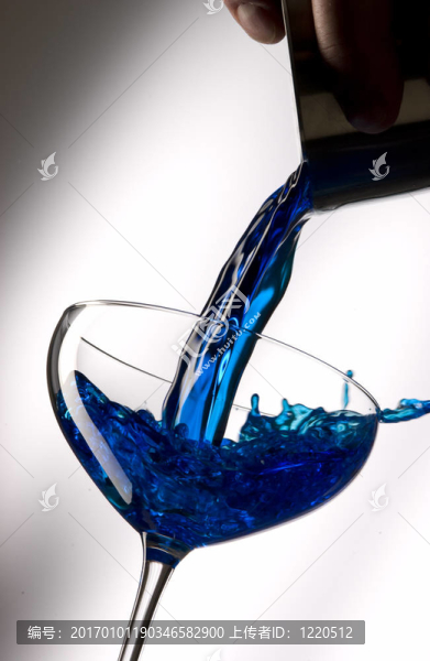 將藍(lán)色液體倒入雞尾酒杯。