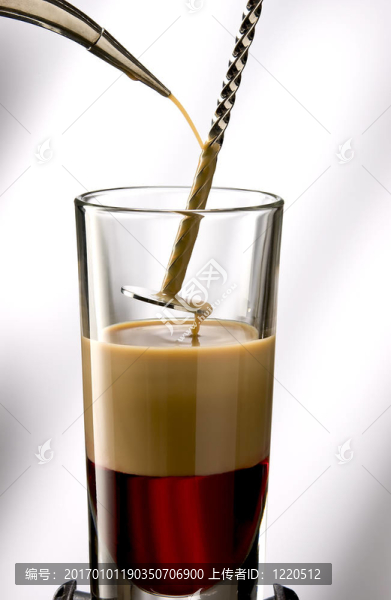 將液體層倒入長(zhǎng)飲杯。