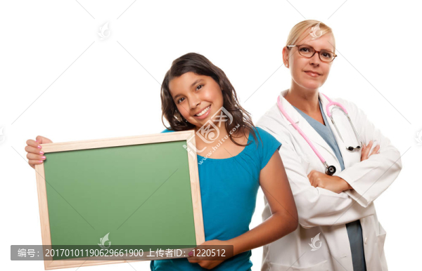 漂亮的西班牙女孩拿著空白的黑板