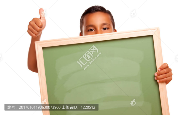 可愛的西班牙裔男孩拿著空白的黑板