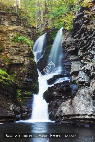 瀑布在山