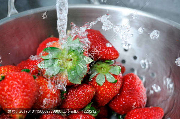 清洗草莓