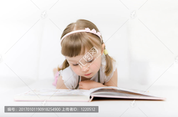 小女孩讀書
