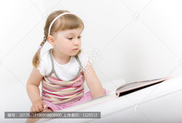 小女孩讀書