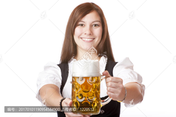 幸福的女人拿著巴伐利亞啤酒斯坦