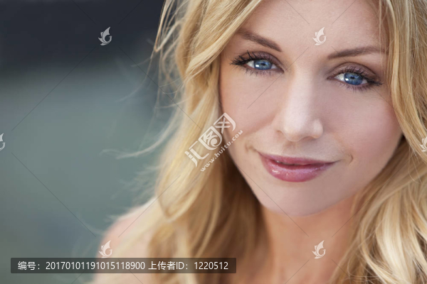 自然漂亮金發(fā)碧眼的女人