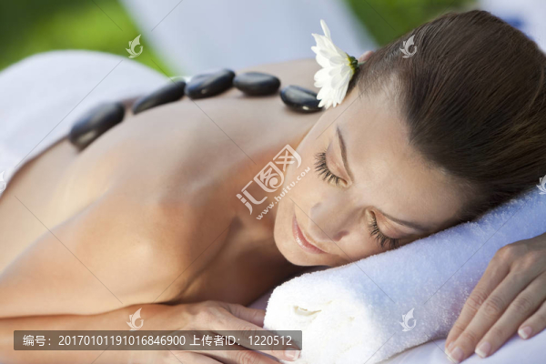 女子放松保健溫泉有熱石治療按摩-匯圖網(wǎng) www.fosd68.com 女子放松保健溫泉有熱石治療按摩