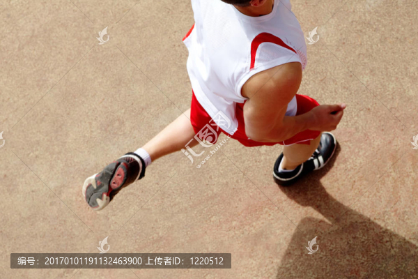 運(yùn)動(dòng)員慢跑