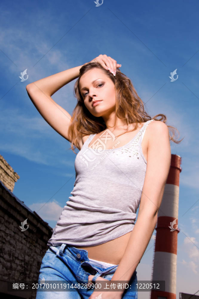 穿藍(lán)色牛仔褲的年輕性感女人