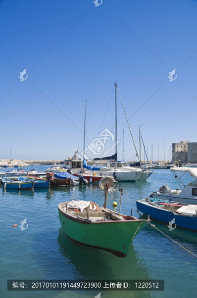 船停泊在焦維納佐港。Apulia。