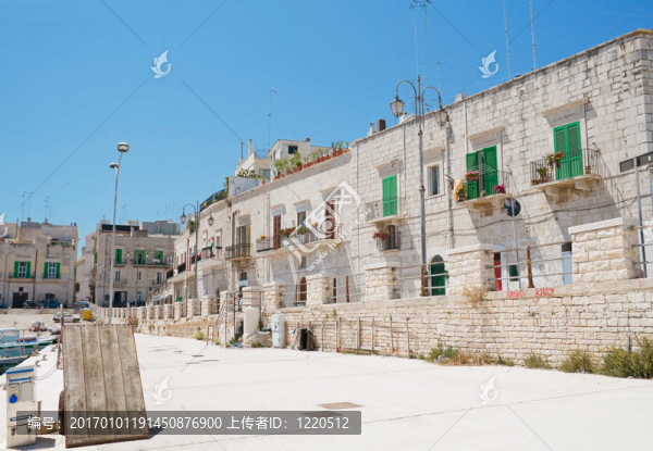 焦維納佐旅游港全景。Apulia。