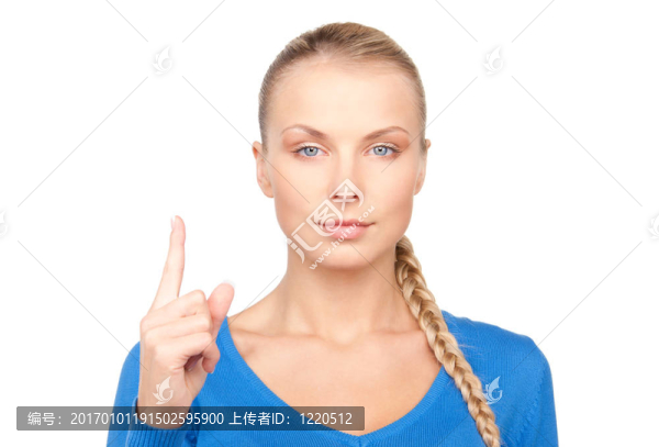 女人用手指向上