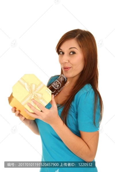 漂亮的黑發(fā)女孩的禮物
