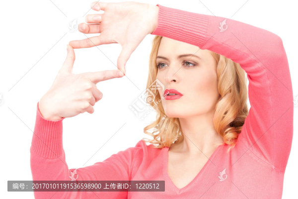 可愛的女人用手指創(chuàng)造一個(gè)框架