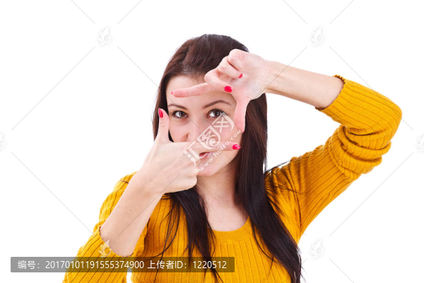 用手指創(chuàng)造一個(gè)框架的女人