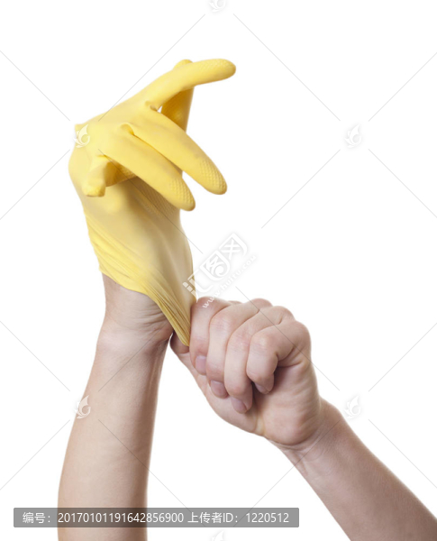 手戴手套。