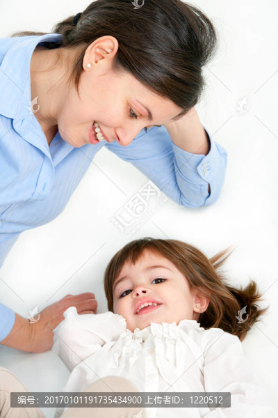 年輕的母親和女兒