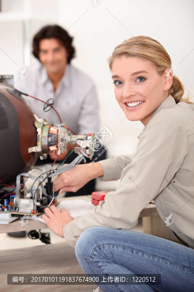 女人修電視-匯圖網(wǎng) www.fosd68.com 女人修電視