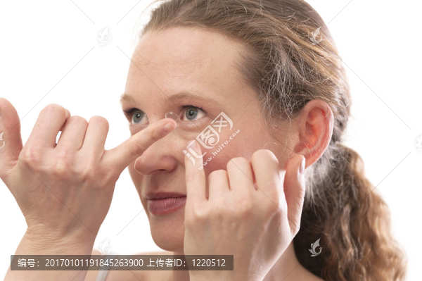 插入隱形眼鏡的年輕女子