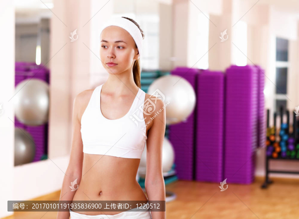 年輕女子在健身房做運(yùn)動(dòng)