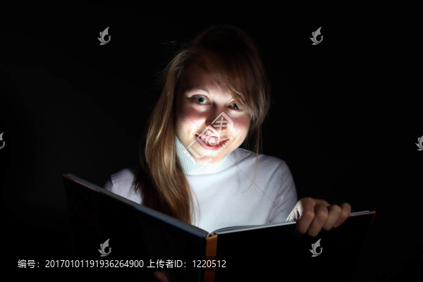 年輕女子讀魔法書