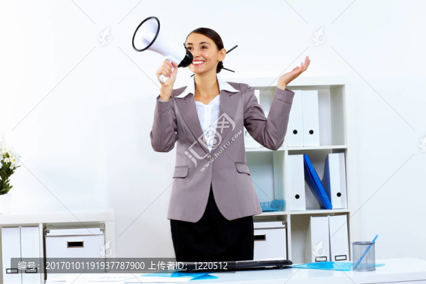 在辦公室用擴音器的年輕女子