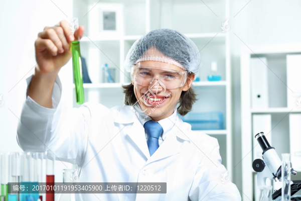 在實(shí)驗(yàn)室工作的年輕科學(xué)家