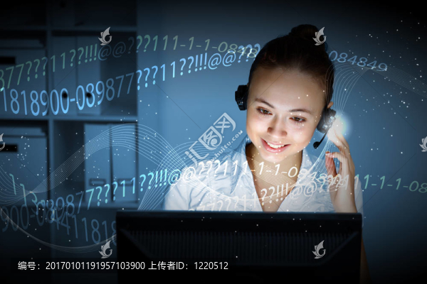 年輕女士在商務(wù)服和耳機(jī)