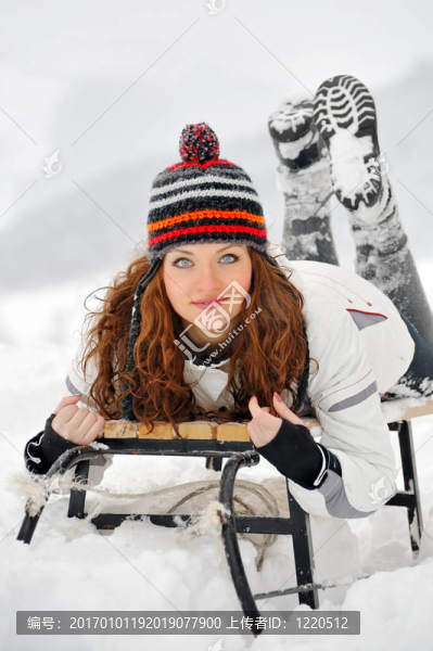 在雪橇的年輕女人的美麗