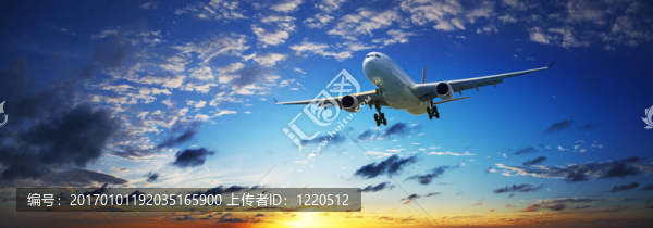 日落天空中的噴氣飛機。高分辨率全景合成。
