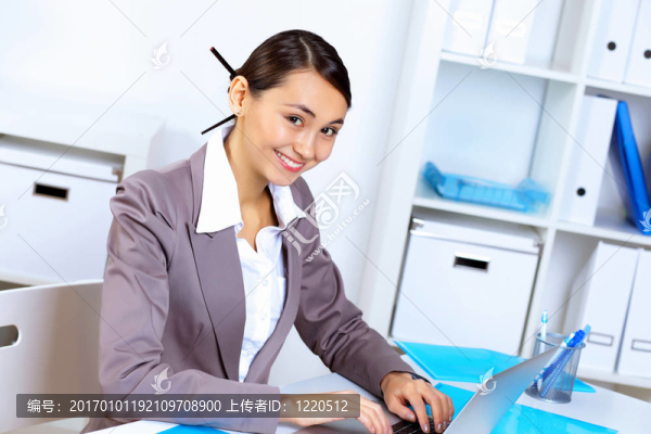 女青年上班服上班
