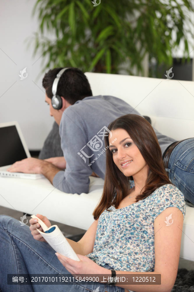 夫妻在家