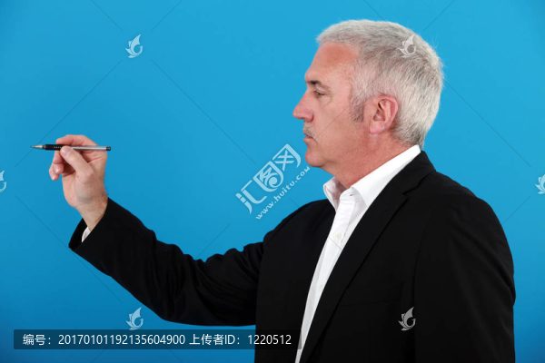 老師拿著鋼筆