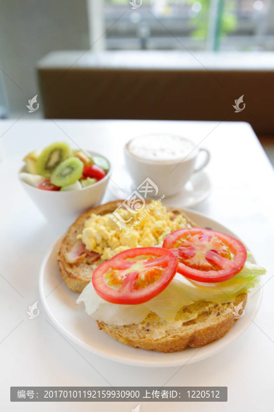 美味的早餐包括雞蛋，番茄，吐司和咖啡