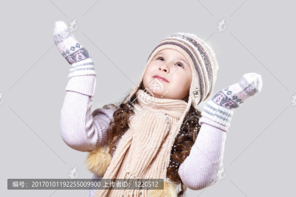 可愛(ài)的小女孩在冬天穿