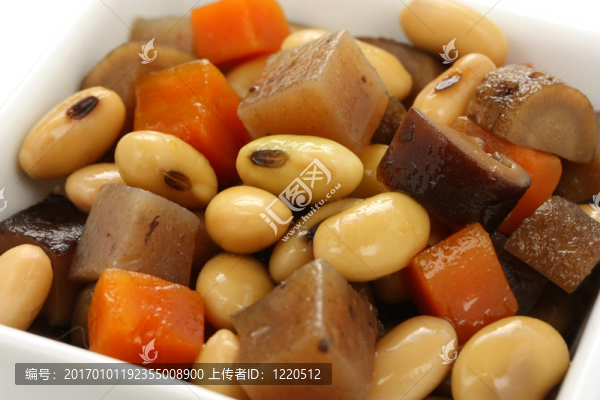 煮熟的黃豆和蔬菜