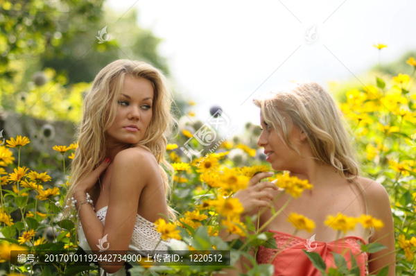 性感金發(fā)女郎在Yellow,Flowers