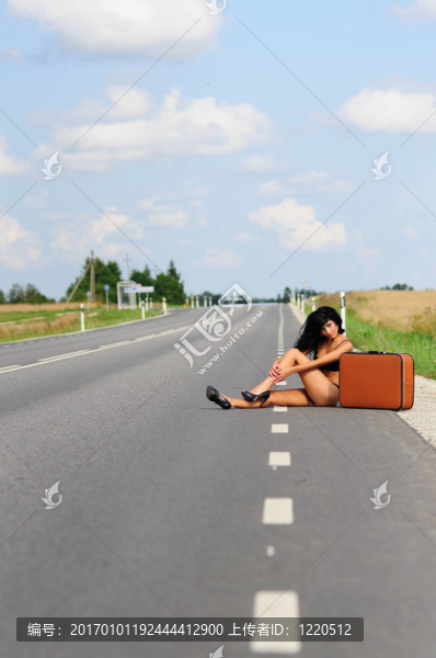 在空曠的公路比基尼的女人
