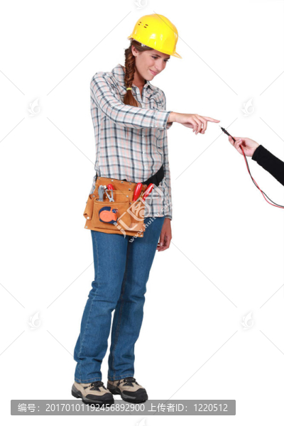 女工人接觸電線