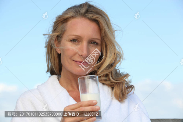 女人喝一杯水