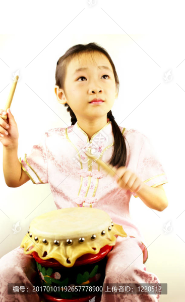 亞洲女孩打鼓