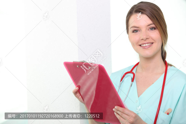 護(hù)士看著剪貼板微笑