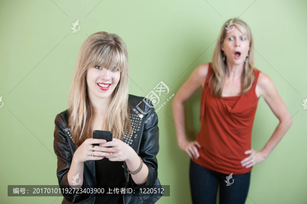 年輕的女人發(fā)短信