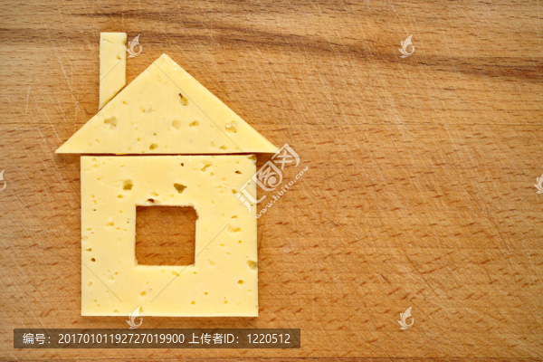 木頭背景的奶酪做成的房子