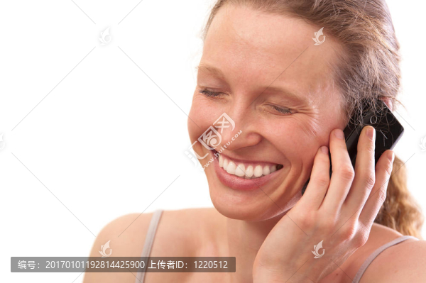 女人在電話里微笑和交談