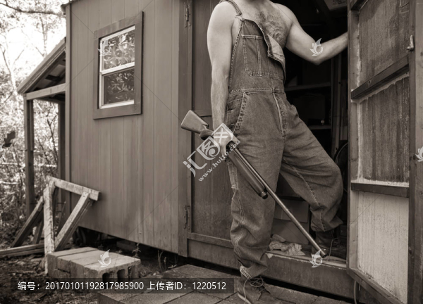 Backwoods,Man與Shotgun和工作服在狩獵營地