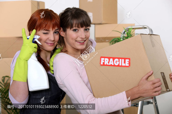兩個女朋友安排他們的新公寓