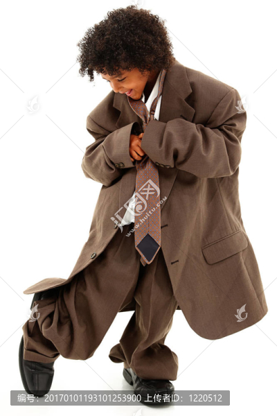 可愛的女孩穿著漂亮的黑色西裝